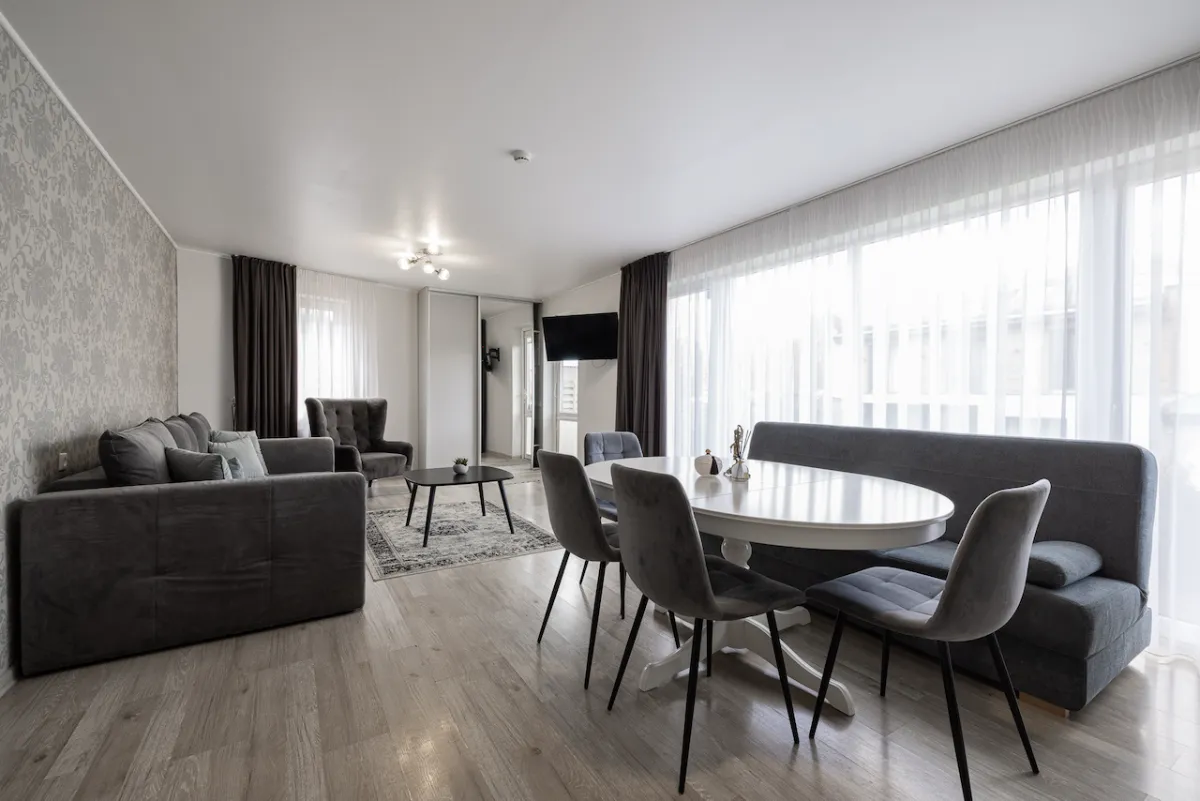 Šešiavietis namelis su terasa, pirtimi ir kubilu — Dharma Stay (10)