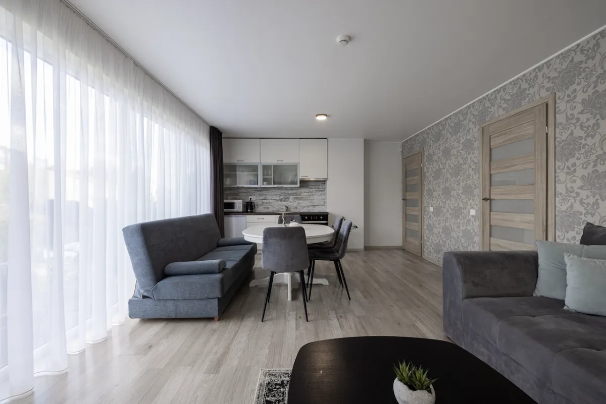 Šešiavietis namelis su terasa, pirtimi ir kubilu — Dharma Stay