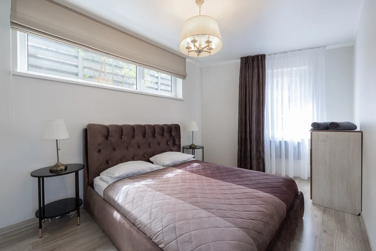 Šešiavietis namelis su terasa, pirtimi ir kubilu — Dharma Stay