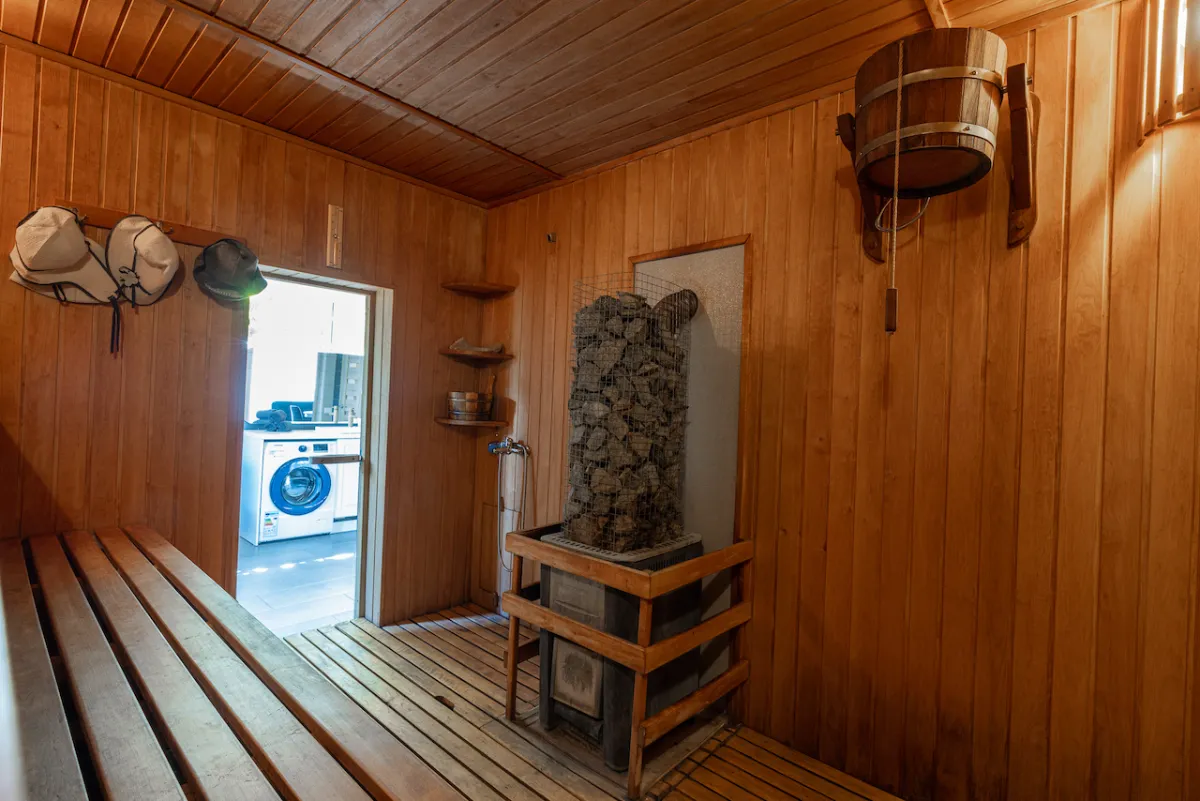 Šešiavietis namelis su terasa, pirtimi ir kubilu — Dharma Stay (14)