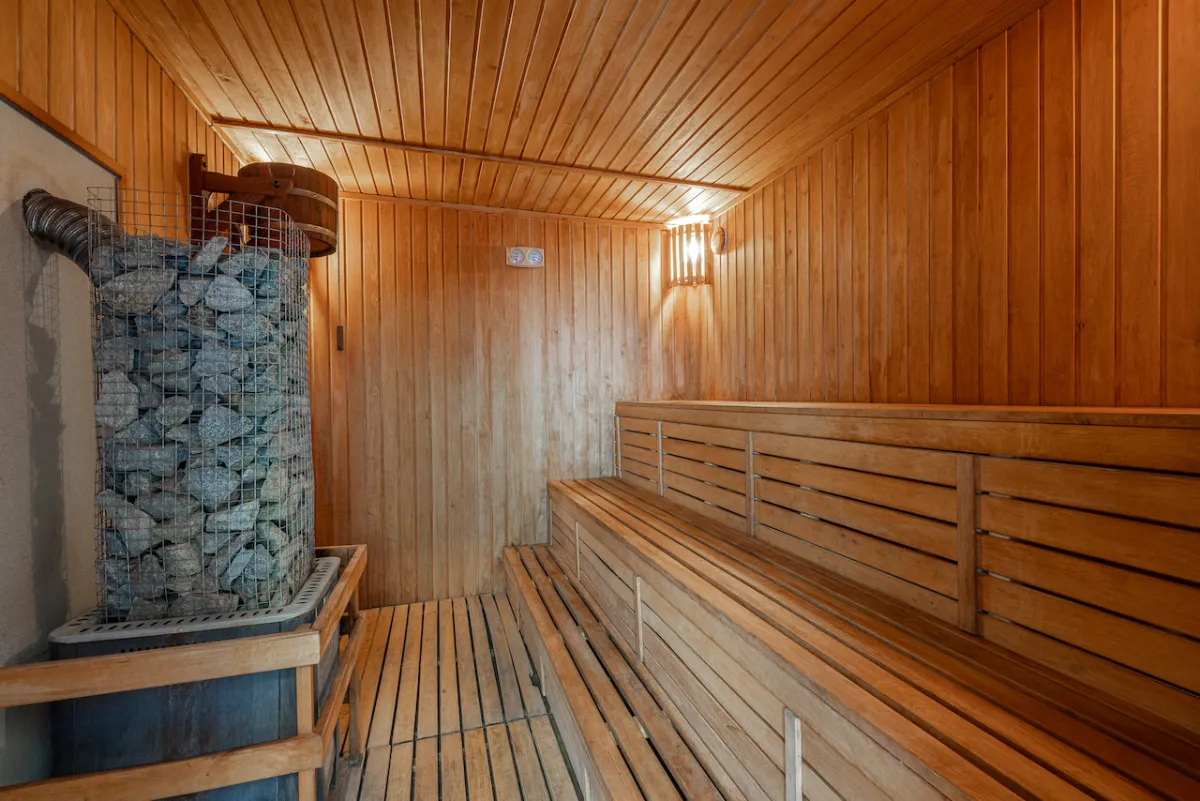 Šešiavietis namelis su terasa, pirtimi ir kubilu — Dharma Stay (13)